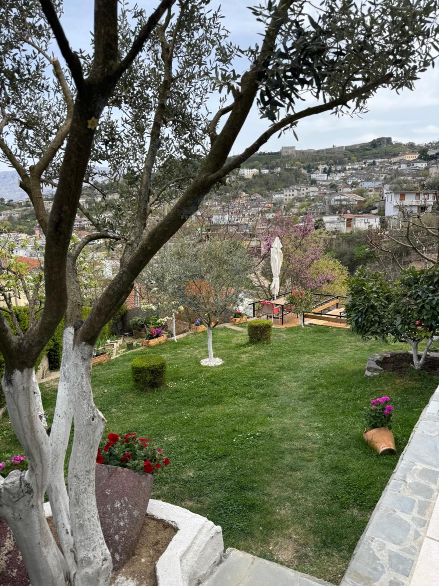 Ilvi Guesthouse Gjirokaster Luaran gambar