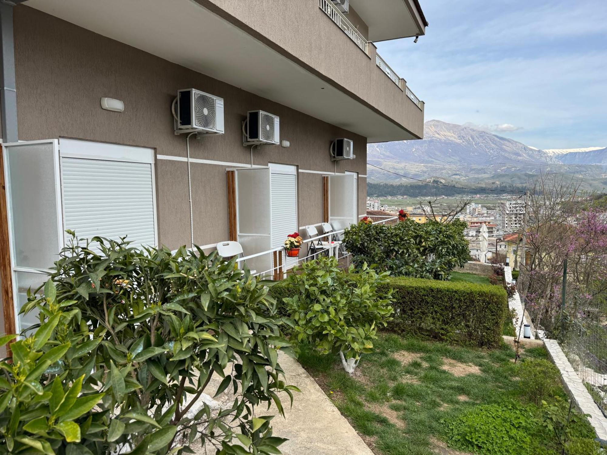 Ilvi Guesthouse Gjirokaster Luaran gambar